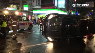 板橋縣民大道兩車相撞　休旅車被撞翻