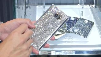 手機攜手水晶品牌　打造專屬耶誕禮盒