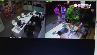 只因買不到機票　男拿磚頭怒砸旅行社