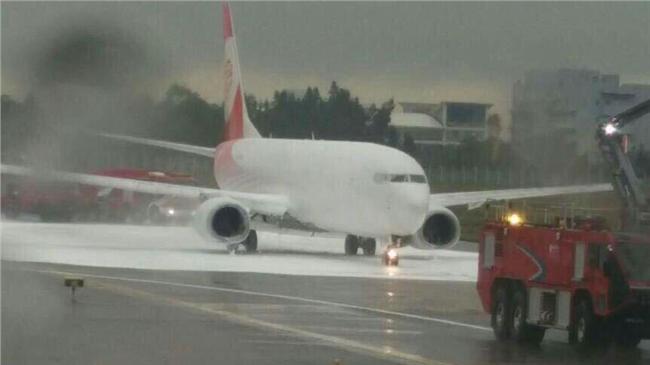 前方客機起火了　陸消防員狂噴別台