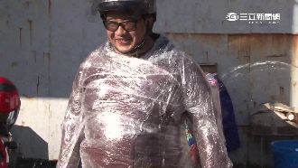 影／道士出奇招　化「保鮮膜」為雨衣