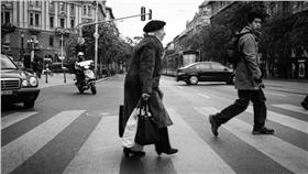 帝王條款,行人,馬路
圖／攝影者Attila Schmidt, Flickr CC License
https://www.flickr.com/photos/spenoot/15574799218/