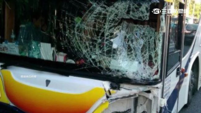 阿里山遊覽車超車連環撞　釀1死4傷