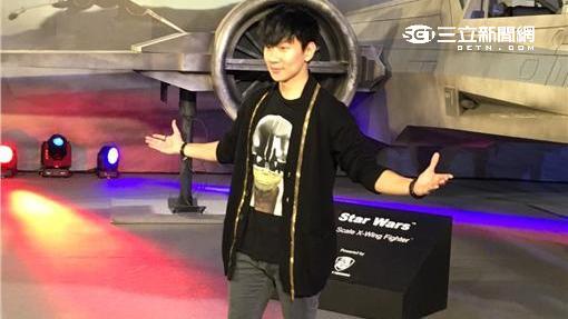 星際大戰鐵粉　林俊傑爽和戰機拍照