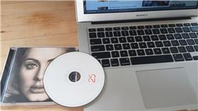 Adele CD 專輯（圖／翻攝自《Buzzfeed》）