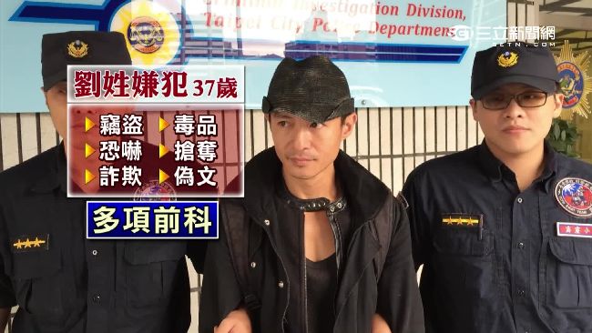 型男偷手機被逮　移送還帥擺POSE