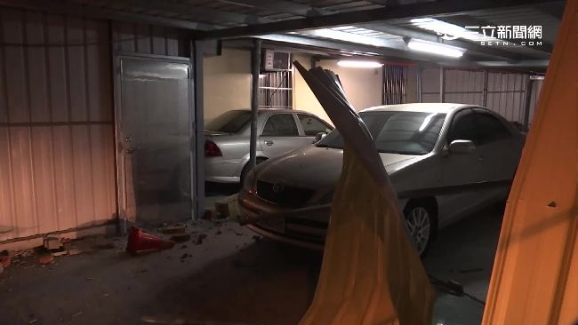 悚！天外飛來轎車衝民宅　住戶險驚死