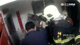 婦情緒失控不願就醫　拿鐵棍鹽酸襲警