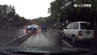 搶快！「小牛」連撞2車騎上分隔島