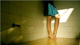 浴室、女生(圖／攝影者Araí Moleri Riva-Zucchelli, flickr CC License）
https://www.flickr.com/photos/aramolara/5185272310/in/photolist-8UcSNJ-5EZ6PL-5sSkgM-5sSjNM-53LrY1-3KsBpv-5F7xEh-8bwtpN-iR6onm-3Hm5w-6jxtAV-dSypbo-dSsPnt-dSsPag-dSsP2v-dSsNR4-bBhmkF-bBhmcT-bBhkZc-3kAUDF-d89FVb-dSZPtv-7vbqbs-5XqpDt-8ofpUC-dnSk9H-8MytfM-8VP2t9-arf2Wb-8K8Vde-64Q1A9-7CaVRS-8UrSBR-7p1399-dqLVH7-9JXP9g-6RxuXg-7ygUMB-4w6Qje-4HwS9v-7QdygR-7QgLLh-4rYcjz-8G3ADk-2hUtng-abaJno-eL2gxp-83p6Jk-8Uv1NC-7fsEEn