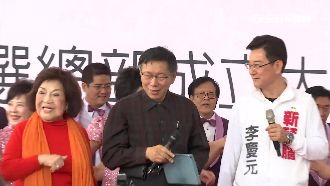 柯文哲台上高歌　非典型輔選險破功