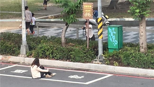 坐機車待轉區拍照　網友酸：拍遺照吧