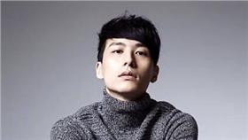 嚴爵、小8／嚴爵臉書、小8臉書