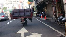 阿伯騎機車在沙發／圖截自爆料公社臉書