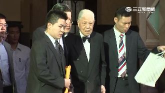 出院後首露面　李登輝興奮揮手打招呼