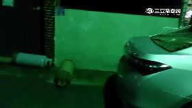 ~瓦斯桶砸車1800