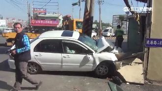 轎車自撞民宅圍牆　疑疲勞駕駛惹禍