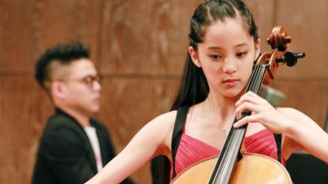 歐陽娜娜直播太忘我　全機人都在等她