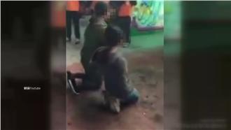 影／嗆要燒廟！學生遭肉搜向神明下跪