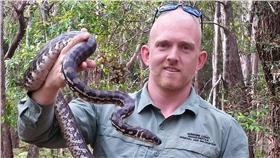 ▲圖／翻攝自Stuart McKenzie臉書
https://www.facebook.com/ReptileCatcher/photos/pb.623914847684891.-2207520000.1450146994./902344299841943/?type=3&theater