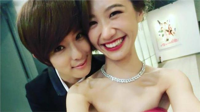 好甜蜜～賴雅妍留情背後環抱LULU