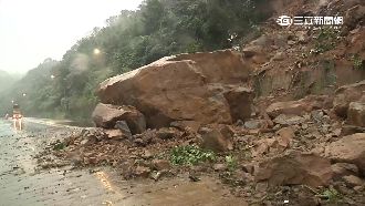 瑞八公路巨石掉落擋道　用路人可走這