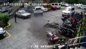 影／這休旅車停車術　讓眾人瞠目結舌