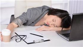 上班族過勞加班壓力工作職場（Shutterstock／達志影像）