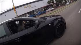 黑色轎車攔重機/圖截自YouTube