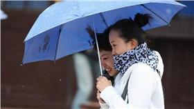 冷氣團,濕冷,低溫特報
圖／翻攝自百度百科
http://image.baidu.com/search/detail?ct=503316480&z=0&ipn=d&word=%E5%86%B7%E7%A9%BA%E6%B0%A3&step_word=&pn=1&spn=0&di=177701611230&pi=&rn=1&tn=baiduimagedetail&is=&istype=0&ie=utf-8&oe=utf-8&in=&cl=2&lm=-1&st=-1&cs=305484901%2C2399618114&os=3494159107%2C3505190115&simid=4151464198%2C632350775&adpicid=0&ln=1973&fr=&fmq=1450173229743_R&ic=0&s=undefined&se=&sme=&tab=0&width=&height=&face=undefined&ist=&jit=&cg=&bdtype=0&objurl=http%3A%2F%2Fwww.shenqijian.com%2Fuploads%2F140211%2F5-14021114155S45.jpg&fromurl=ippr_z2C%24qAzdH3FAzdH3Fooo_z%26e3Bfijgqt3twg_z%26e3Bv54AzdH3Fsw5AzdH3Fs6AzdH3F9md_z%26e3Bip4s&gsm=0
