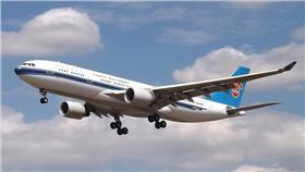 飛機／flickr－Mark Harkin
（https://www.flickr.com/photos/markyharky/9486563532/in/photolist-fsi7Qd-owvRRy-5i44oU-5hYGBz-5hYGpZ-owG8aN-owG8SQ-c6vPA9-z1nXBS-6MfAiR-6MfAnr-5bVQQ7-5bVPNN-5bRxBF-5bVQiU-ofeWMt-5bVR1s-wQkPvw-frb9uA-fsi85J-frb9hb-frb9J7-pPcfdr-fqsxLB-fspWBC-fsaBfF-fspWSE-fqGN6w-pu9j91-AXK1Hr-AUsA15-c6vPxC-yk7F7j-c6vPyU-5bVQCQ-b4CGxX-b4T6vB-b4Dscr-b4DmdP-b4CMLr-b4STur-b4DpWD-b4SPHR-b4Dff4-b4DvEk-b4DAGD-b4Dy8F-azQ6Ud-3kY4gA-bpK3jg）