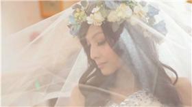 抗癌鬥士許嘉容穿婚紗（圖／翻攝自YouTube）