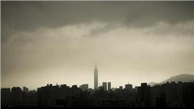 台北、101、空汙、霾害、陰天/flickr－Ian Chen／https://www.flickr.com/photos/78023431@N00/8441829414/in/photolist-dRYzM1-fhoZ87-9ETFbJ-fhp835-6MR1aQ-spurhr-fhp7B5-fh9KAg-fh9JN8-iw7mok-fh9J3i-fh9KfT-fhp6MS-7Z41rp-fhp7nU-fhp76y-fh9RVV-fh9QCc-fh9NNp-fhp7QG-cgjDVJ-iw6R76-itonxn-ri4fcm-itonph-itoj6d-itoA71-itnKTg-itofvL-avX3zZ-itnUkq-pme5QQ-iw7kD4-iw6Vjz-iw6WjQ-iw6PyB-iw6Xoy-iw6Y4S-iw73n1-iw7pJ8-iw72YW-bqZuGb-iw6VSh-iw7nLR-iw71Bh-iw7ker-iw7qxT-7oZ8e3-AJaKgH-itoPjd