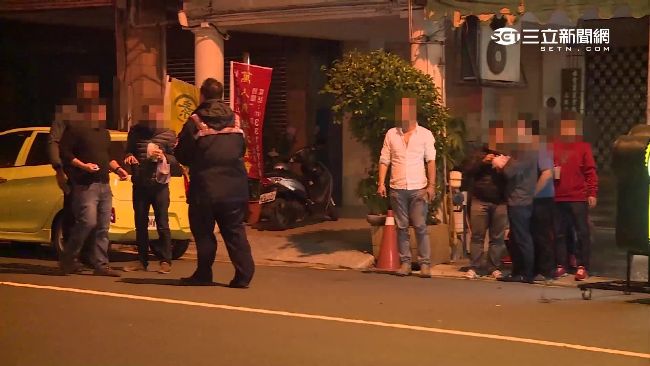 情侶違規不服取締　叩友人圍警局關切