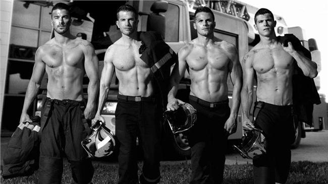 消防員大「肌肌」讓女鄉民都忍不住！