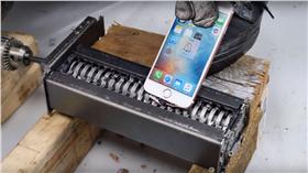 iPhone機體測試,碎紙機 （圖／翻攝自YouTube）