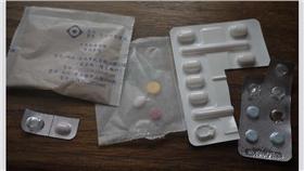 藥品／flickr－Nisa yeh／https://www.flickr.com/photos/shihwa/4881238859/in/photolist-8rkCfF-jXZ6tc-4bLZhC-bjBLvD-bjBLqD-5CFSWx-rqUthb-4o1ZSZ-sopoqv-5CLeES-9YPkKw-9YLqGt-9YLrHk-9YPjMy-5CLip9-5CFYDc-5CFXjK-5CLdiJ-5CG52F-5CG3jg-5CLk5S-5CKYNS-6gi9F6-6gnkw5-6gi9wR-6gniJ7-6gniuA-eqPQkf-6v8H9L-bAya2K-9aXjXd-bPSHpn-bX4zJZ-bAy9Ze-afMWSa-ePmLJU-82eb6p-8mJY2t-6n9hnv-pf9dQB-5GFkfa-51ATvD-7S9MJ6-mE5zFL-ePanLa-ePmLFs-ePanGF-ePmLBd-ePanEt-eCfADk