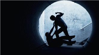 8年級討債集團　為了千元逼人吃狗屎