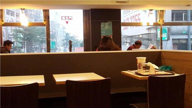 速食店浪漫情緣？大嬸竟傳紙條要他…