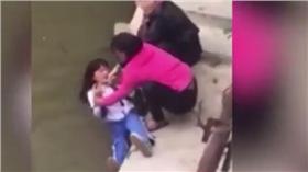 虎媽訓女-圖／翻攝自Flash News YouTube