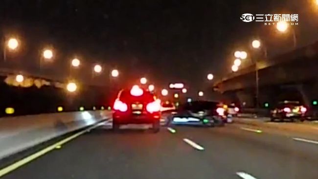 國道失控飄移　轎車高速超車撞護欄