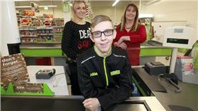 ▲英國腦麻症男找到工作（圖／翻攝自鏡報）
http://www.mirror.co.uk/news/uk-news/man-finally-lands-job-after-7022239