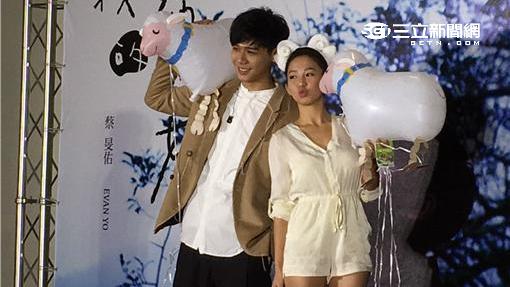 蔡旻佑快放開手　緊摟郭書瑤小蠻腰