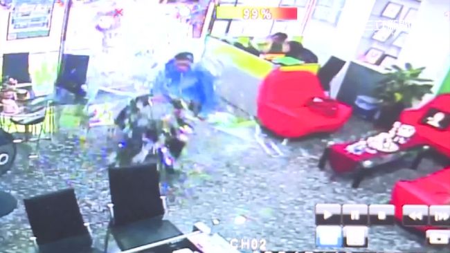 和車不熟？騎士踩錯檔　衝進房仲公司