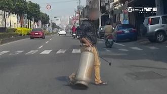 兄弟酒醉失態　瓦斯桶擺陸中央