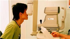 視力驗光 -flickr- https://www.flickr.com/photos/jefflen/1328460222/