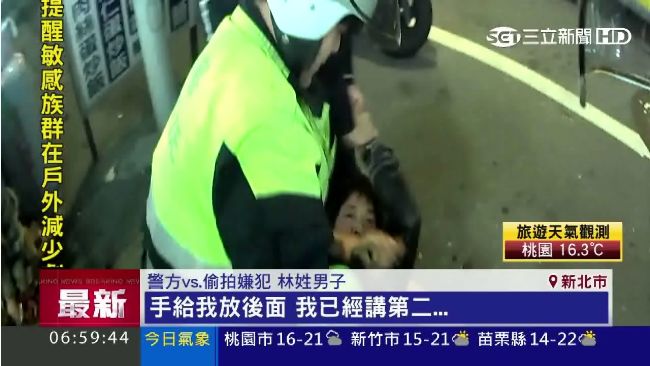影／偷拍狼被抓還發飆！咬警察踹下體