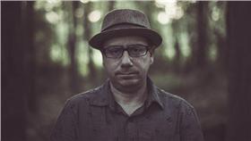 中年男子/flickr/Steven Guzzardi/https://www.flickr.com/photos/guzzphoto/14721406992/in/photolist-oqT4pW-vvqM2a-vdArcW-9nLfxS-AaxLPG-dKZkek-h7jWfM-ySv6hQ-kew5BE-7yBzot-6ryF8R-6SkJwX-59nncX-59cHXf-76RVDt-anN978-5Z7tqs-a3qVBt-aDhmtY-4yYQT5-hVo3w6-7h9Zcs-7GF9n7-i54gyW-aeEnQg-qbMPKB-cZiphL-5dvRZW-vFbY3o-Fx6J8-4Rpopg-7uBhh5-5dabWW-9fjZNi-5cEFgC-tUFJPH-48VCbx-r1Wo4Y-x5Dhh-rzHAq7-yWZYGj-93447X-3Wm4s-z95VmS-yGS5MW-2yjR6-qdeTe9-pZiiza-Amm7pr-6WVCuL