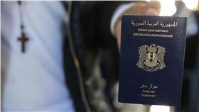 伊斯蘭國ISIS武裝分子持偽造敘利亞護照假扮難民進入歐洲（圖／路透社／達志影像）