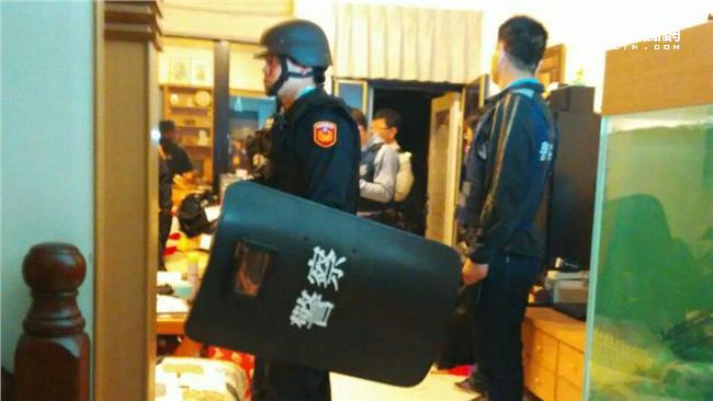 隔著一道門！挾持嫌犯前女友到場對話